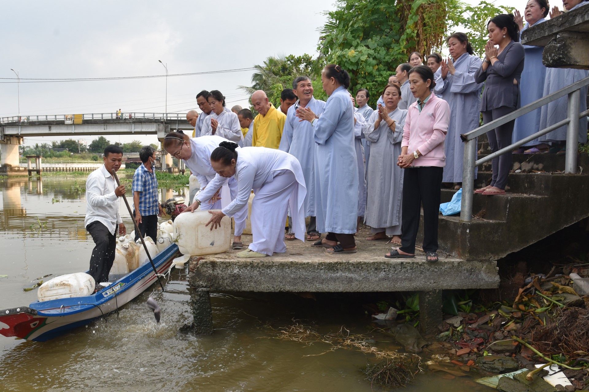 Chanting sutra, releasing creatures to pray for peace in Tan Thanh, Long An by the Charity Board